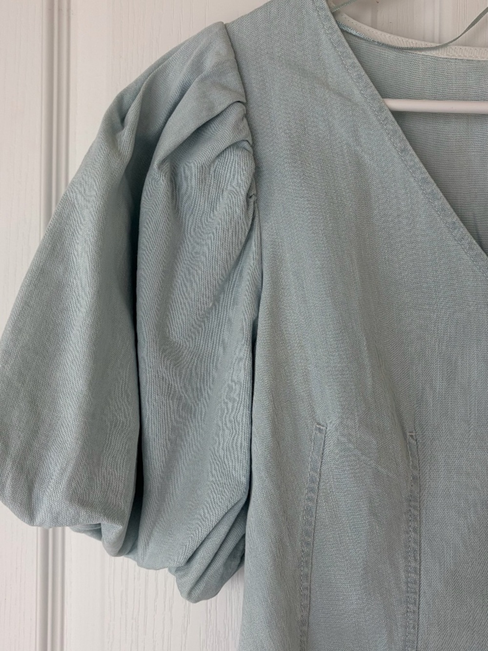 Women's Banana Republic Bubble Sleeve V-Neck Light Blue Jean Top Size 0 NWT - Picture 2 of 13